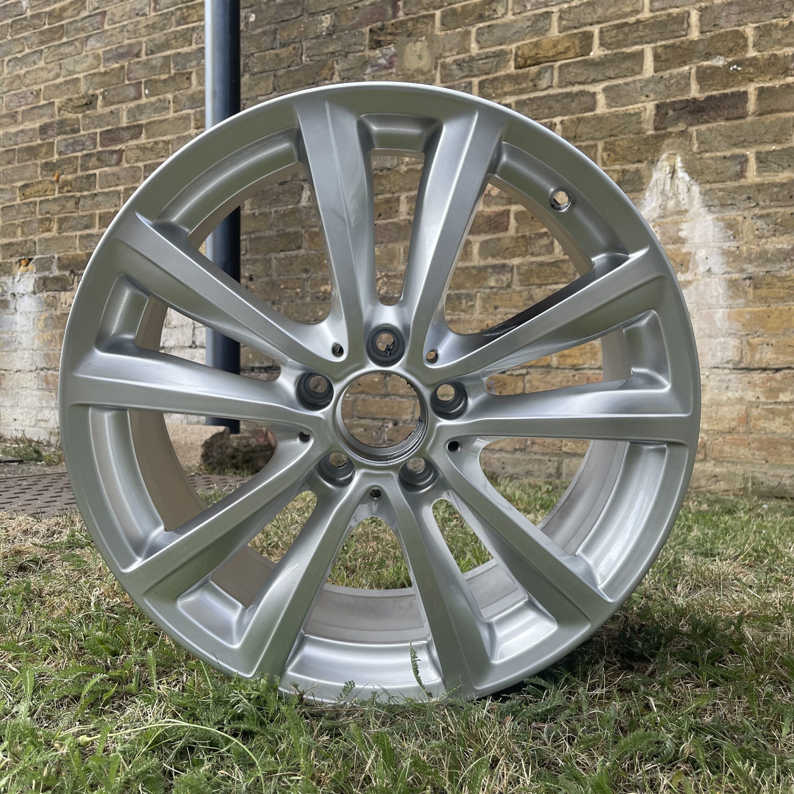 Photo of a refurbished wheel in Harlow Essex done with powder coating